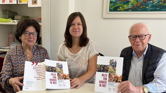 Freuen sich über die neue Imagebroschüre zu den Hilfsprojekten: Isabell Müller (Mitte) mit Ingrid und Herbert Wirzius