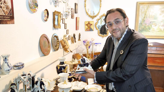 Tomas Meyerholz betreibt ein Auktionshaus mitten in Linz. Sein Steckenpferd: Kunst und Porzellan aus dem 17. Jahrhundert. Tomas Meyerholz betreibt ein Auktionshaus mitten in Linz. Sein Steckenpferd: Kunst und Porzellan aus dem 17. Jahrhundert.