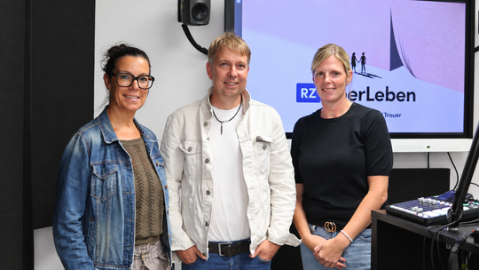 Im Podcast "überLeben" geben Bianca Schott (v.l.), Dirk Griesel und Jutta Jellinek Einblick in die Arbeit der PalliaKids und des