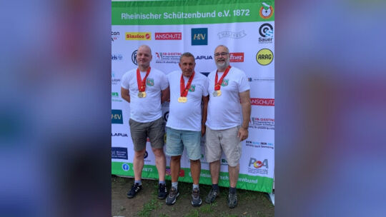 Nach der Siegerehrung Zentralfeuerpistole vor dem RSB-Betreuungszelt: Die nationalen Mannschaftsmeister Herren des SV Diez-Freie