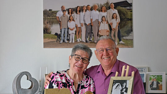 Goldene Hochzeit feiern Anna und Viktor Engel gemeinsam mit ihren Kindern, Schwiegerkindern und Enkeln. Das Wohlergehen der gesa