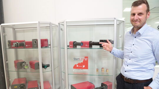 Alexander Arndt zeigt die ersten von Laserline entwickelten Diodenlaser aus den 1990er-Jahren. Bereits 1997 wurde das Unternehme
