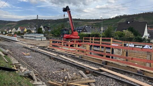 Das Mittelgleis des Bahnhofs in Osterspai wird auch nach der umfassenden Sanierung nicht barrierefrei erreichbar. Das Mittelgleis des Bahnhofs in Osterspai wird auch nach der umfassenden Sanierung nicht barrierefrei erreichbar.
