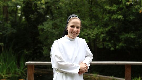 Schwester Clarita hat sich mit 25 Jahren für ein Leben im Kloster entschieden. Seitdem lebt sie in der Ordensgemeinschaft der Do Schwester Clarita hat sich mit 25 Jahren für ein Leben im Kloster entschieden. Seitdem lebt sie in der Ordensgemeinschaft der Do