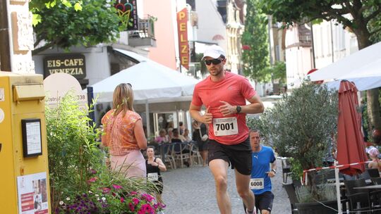 Rund um den Marktplatz durch die Fußgängerzone Obersteins führt der Altstadtlauf auch am Samstag wieder.