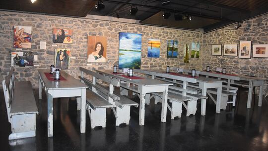 Im Cafè Kohleschuppen finden wechselnde Ausstellungen heimischer Künstlerinnen und Künstler statt.