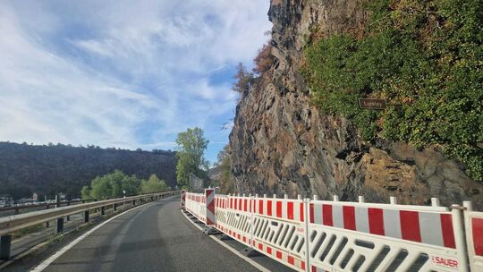 Noch ist die B42 unterhalb der Loreley einspurig befahrbar. Doch ab Montag muss die Straße für Felssicherungsmaßnahmen voll gesp