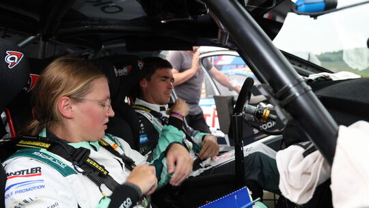 Ella Kremer wird am Freitag und Samstag nicht im Cockpit des Skoda neben Marijan Griebel sitzen. Sie fehlt verletzungsbedingt. T Ella Kremer wird am Freitag und Samstag nicht im Cockpit des Skoda neben Marijan Griebel sitzen. Sie fehlt verletzungsbedingt. T