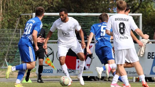 Alexis Weidenbach (weißes Trikot, Mitte) wird seiner SG 99 Andernach am Freitagabend beim Auswärtsspiel in Bitburg aus privaten
