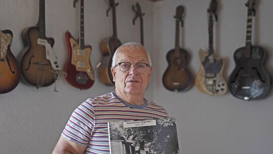 Dirk Jacob hat viel Arbeit in das Fotobuch gesteckt, in dem die Gebäude und die früheren Bewohner der Siedlung "Kastanienhof" zu
