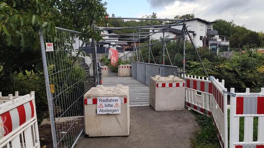 „Bitte Absteigen!“: Betonblöcke sollen Radfahrer dazu bewegen, dass Fahrrad über die Behelfsbrücke zwischen der Bad Dübener Stra