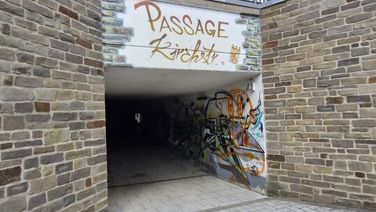 Momentan eher noch ein unbliebsamer Durchgangsort in der Kreisstadt: Die Kirchpassage ist durch Vandalismus immer weiter verkomm