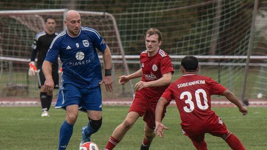 Die SG Nordpfalz wird ein besonderes Augenmerk auf Simon Schmidt (blaues Trikot), den Spielertrainer des TuS Waldböckelheim, leg Die SG Nordpfalz wird ein besonderes Augenmerk auf Simon Schmidt (blaues Trikot), den Spielertrainer des TuS Waldböckelheim, leg