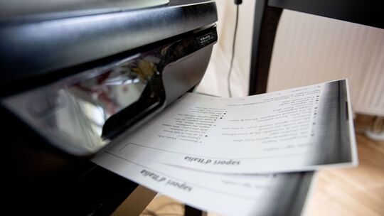 Ein Drucker steht in einem Homeoffice Ein Drucker steht in einem Homeoffice