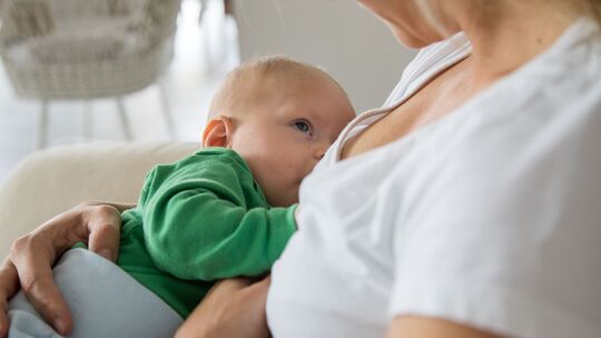 Eine Frau stillt ihr Baby Eine Frau stillt ihr Baby