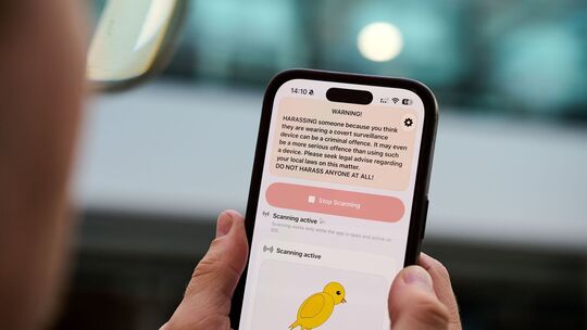 Ein Mann nutzt die App «Nearby Glasses» Ein Mann nutzt die App «Nearby Glasses»
