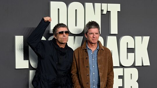 Liam Gallagher (l) und Noel Gallagher