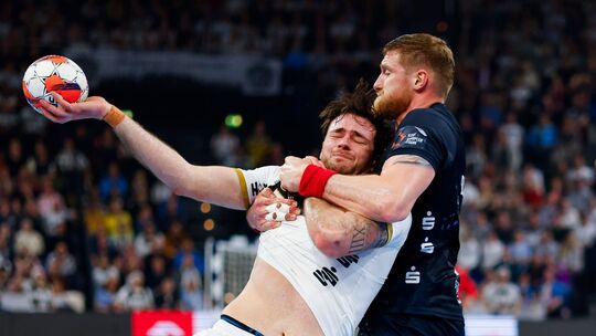 Veron Nacinovic (l) vom THW Kiel