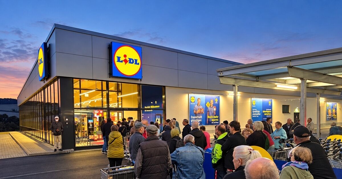 Crowds at new branch: Queue before sunrise: Rush at Lidl opening