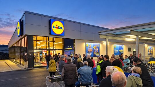 Warten vor Sonnenaufgang: Bereits gegen 5.50 Uhr standen die ersten Kunden mit Einkaufswagen vor dem neuen Lidl – rund 70 Minute Warten vor Sonnenaufgang: Bereits gegen 5.50 Uhr standen die ersten Kunden mit Einkaufswagen vor dem neuen Lidl – rund 70 Minute