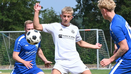 Beim Conze-Cup, dem Vorbereitungsturnier in Gebhardshain, setzte sich die SG Westerburg (in Weiß) im Finale nach Elfmeterschieße