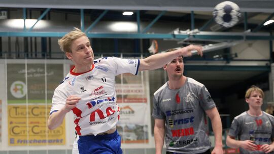 Mülheims Linkshänder Martin Langen (vorn) unterstützt seit dieser Saison die zweite Mannschaft von HB in der Oberliga. Am Sonnta