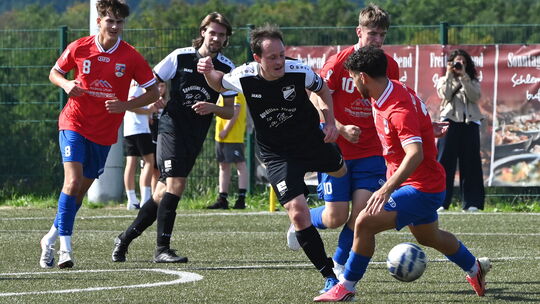In drei Heimspielen in dieser Saison konnte die DJK Friesenhagen (Vorne in Schwarz mit Tom Reimann, hier bei der 0:10-Niederlage
