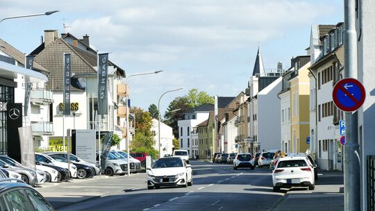 Von Ost nach West verlaufend ist die Sebastianstraße eine der zentralen Verkehrsachsen der Stadt.