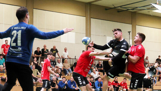 Die Abwehr muss stehen bei den Handballern des TV Welling (rote Trikots) im Heimspiel am Sonntag gegen den TuS Daun. Derweil spi