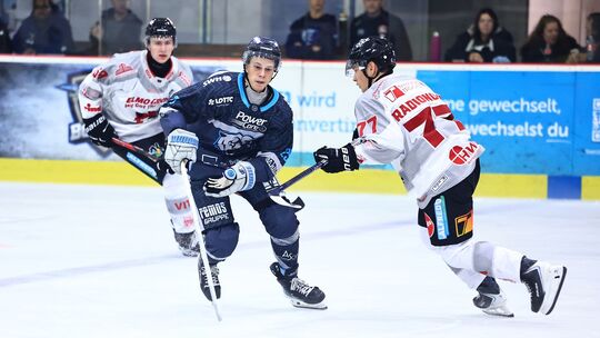 Für den EHC Neuwied um Christian Sprez (in Blau, hier gegen die Füchse Duisburg) stehen die Chancen nicht schlecht, am Freitagab