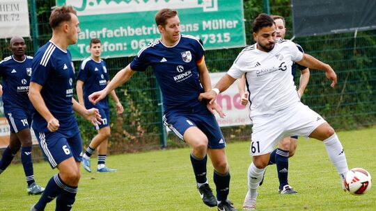 Duell der Kapitäne: Der Pfaffen-Schwabenheimer Spielführer Apo Kurtoglu (weißes Trikot) wird vom Kirner Capitano Florian Hahn be