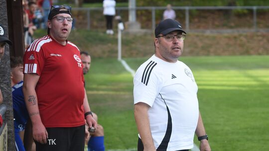 Kompletter Fokus auf Steinbach: Trainer Patrik Maaß (rechts) und der FC Schmittweiler wollen beim Tabellennachbarn punkten.