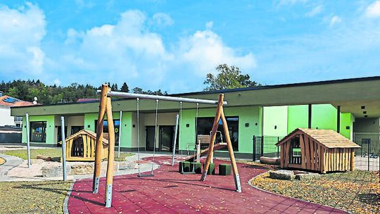 Der für vier Millionen Euro neu gebaute Kindergarten in Ahlbach hat sich im Hitzesommer 2026 sehr aufgeheizt.