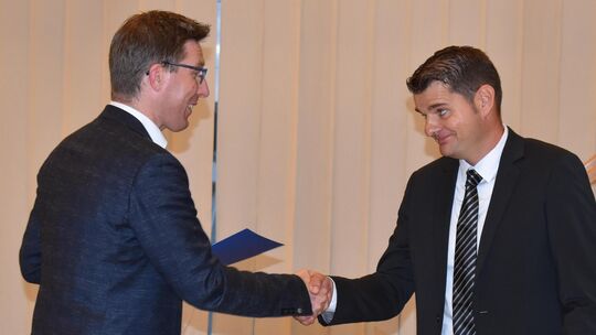 Pellenz-VG-Bürgermeister Sebastian Busch (links) gratuliert dem neuen Krufter Ortsbürgermeister Benny Rudloff.