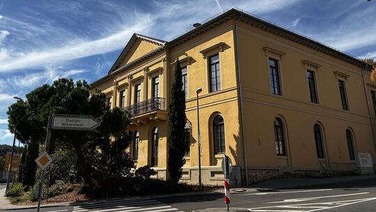 Von außen vermag man den traurigen Zustand im Innern nicht zu erahnen: Das Casinogebäude ist ein Sanierungsfall. Die Stadt ist a