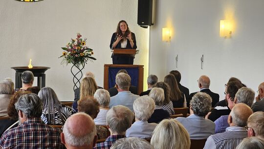 Pfarrerin Victoria Rittmann nannte vor den knapp 100 Gästen, die zur 150-Jahr-Feier der Freireligiösen Gemeinde Idar-Oberstein k Pfarrerin Victoria Rittmann nannte vor den knapp 100 Gästen, die zur 150-Jahr-Feier der Freireligiösen Gemeinde Idar-Oberstein k