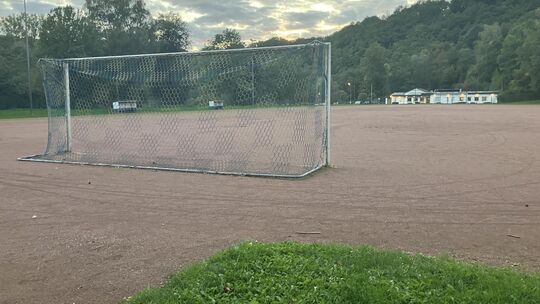 Aus dem alten Hartplatz in der zentralen Sportanlöage in Wissen soll ein Kunstrasenplatz werden.
