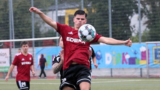 Die Rübenacher Fußballer um Marvin Geissen (vorn) und Leo Garske (links) würden am liebsten erst die Rot-Weiss-Reserve bezwingen