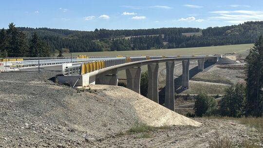 Noch führt die neue Talbrücke bei Rhaunen ins Nirgendwo.
VG-Bürgermeister Markus Schulz will mit dazu beitragen, dass das nicht