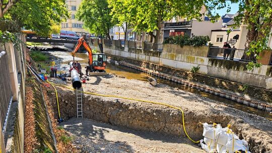 Millimeterarbeit im Bachbett: Mit Bagger und Spezialgerät werden die mächtigen PE-Rohre für den neuen Hahnenbachdüker miteinande