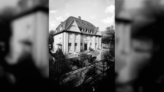 Das ehemalige Logenhaus in der damaligen Augustastraße (heute Dr.-Alfons-Gamp-Straße). Hier finden heute Veranstaltungen in der