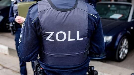 Im Mai hat der Zoll eine illegale Zigarettenfabrik im Westerwald hochgenommen und vier Tatverdächtige verhaftet. Im Mai hat der Zoll eine illegale Zigarettenfabrik im Westerwald hochgenommen und vier Tatverdächtige verhaftet.