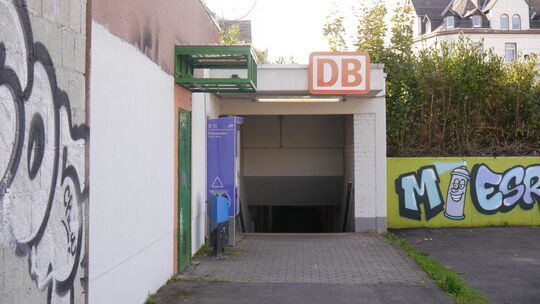 Wer in Koblenz-Lützel auf den Bahnsteig will, der muss zunächst in die „Unterwelt" hinabsteigen. Mit der Genralsanierung 2028 wi