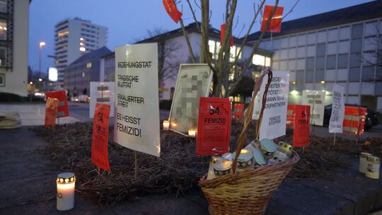 Mahnwache vor dem Landgericht: Feministas in Koblenz hatten während des Verfahrens im Februar zu Gedenken an die ermordete Frau