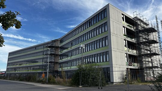 Bei der Dauerbaustelle Landesuntersuchungsamt in Koblenz-Bubenheim ist kein Ende in Sicht. Auch die Gesamtbaukosten steigen wohl