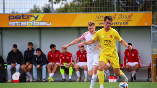 Auch die Unterstützung von Rheinlandliga-Stammkraft Jannik Auler (in Gelb) half dem TuS Kirchberg II nicht gegen den SV Strimmig