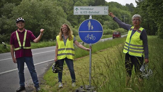 Norbert Busch (von links), Eva Molsberger-Lange und Rita Schneider haben sich in ihrem Engagement für einen Alltagsradweg zwisch