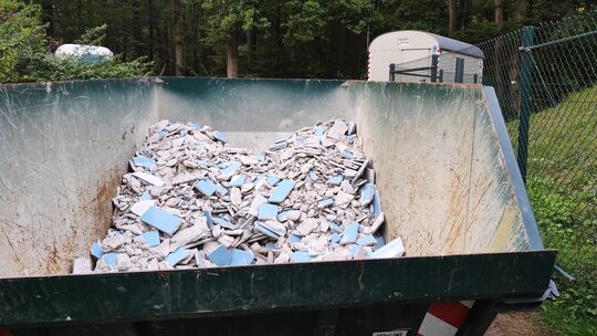 Bauschutt liegt bereits in dem vor dem Hochbehälter in Gückingen aufgestellten Container.