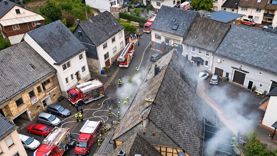 Großaufgebot in der Hauptstraße: Mehrere Feuerwehren der VG Herrstein-Rhaunen rückten zu dem Brand in einer ehemaligen Schreiner