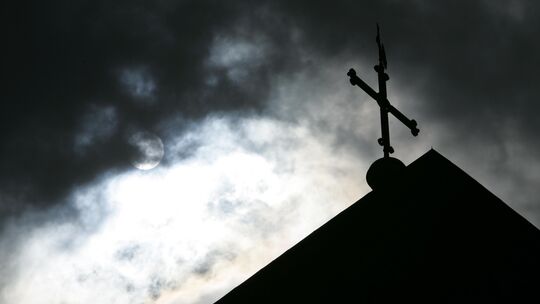 Ein auch für eine Gemeinde im Kreis Altenkirchen zuständiger Priester ist wegen des Besitzes kinder- und jugendpornografischen M